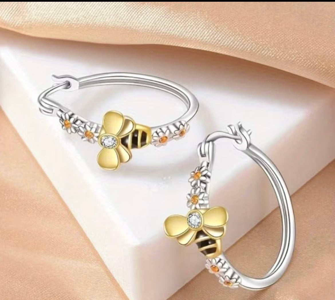 Bee Hoop Earringโs