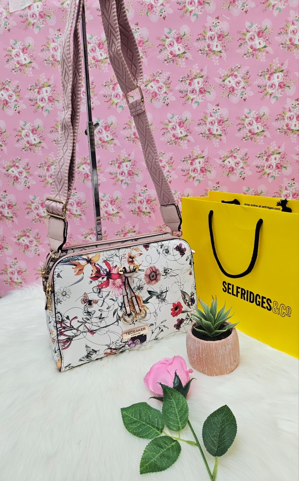 Ladies single bags with adjustable strap