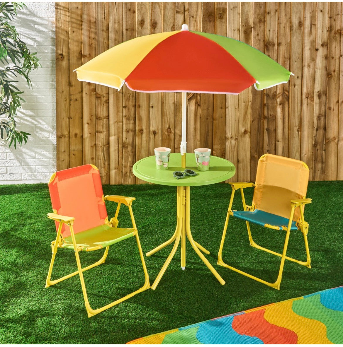 Kids Table & chairs ￼