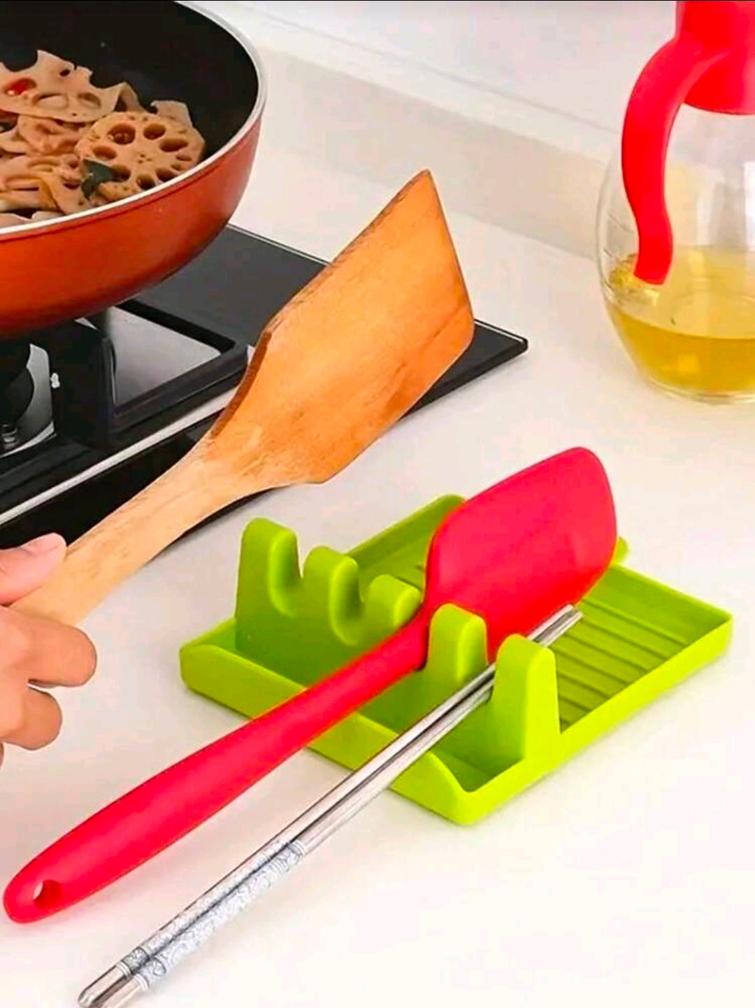 Utensil rest with drip pad